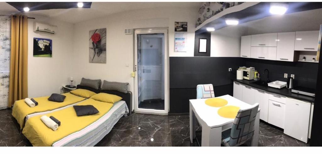 Studio Dama Blizina Amfiteatra I Bus Kolodvora ,Besplatan Privatni Parking,Self-Check- In Pula Buitenkant foto